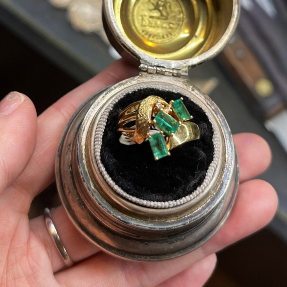 Gorgeous 18k Solid Gold Ring With Emerald - image 1